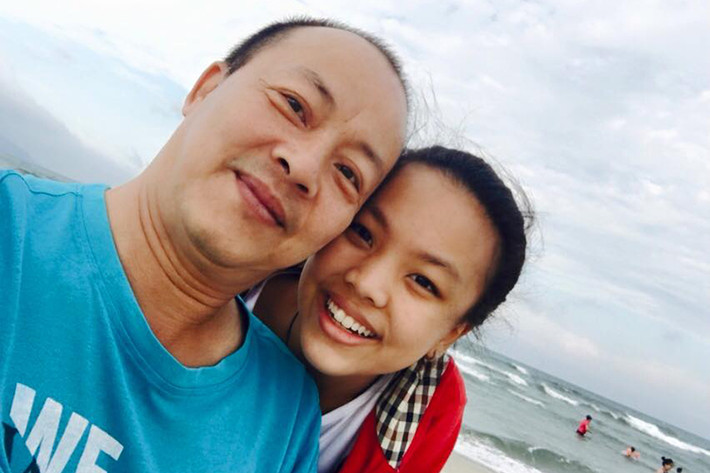 Cô con gái đầu lòng của nghệ sĩ Đức Hải xinh xắn và siêu quậy vì có lẽ thừa hưởng gen hài hước của bố. (Ảnh: FBNV)