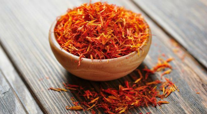 Gia vị nghệ tây khô được chiết xuất từ hoa nghệ tây và được trồng trên toàn thế giới. Mỗi 500 g nghệ tây khô cần khoảng 50.000 đến 75.000 bông hoa và có giá lên tới hơn 11.000 USD/kg. Ảnh: Yummy.