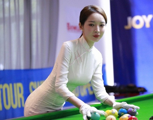 Trong những bức ảnh được lan truyền, nữ trọng tài diện một bộ sườn xám màu trắng, bó sát lấy cơ thể, khoe trọn đường cong gợi cảm của mình.