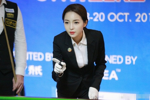 Năm 2011, Vương Chung Dao lần đầu tiên tham gia làm trọng tài bi - a chuyên nghiệp, nhận được sự chú ý lớn nhờ ngoại hình bắt mắt. Đồng thời, cô nàng cũng là một người chơi bi-a rất cừ.