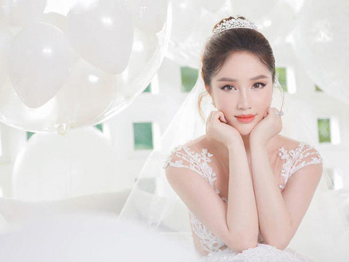 Bảo Thy lên xe hoa vào ngày 16/11 tới đây. Chồng sắp cưới của cô tên Phan Lĩnh, là bạn làm ăn của gia đình nữ ca sĩ.