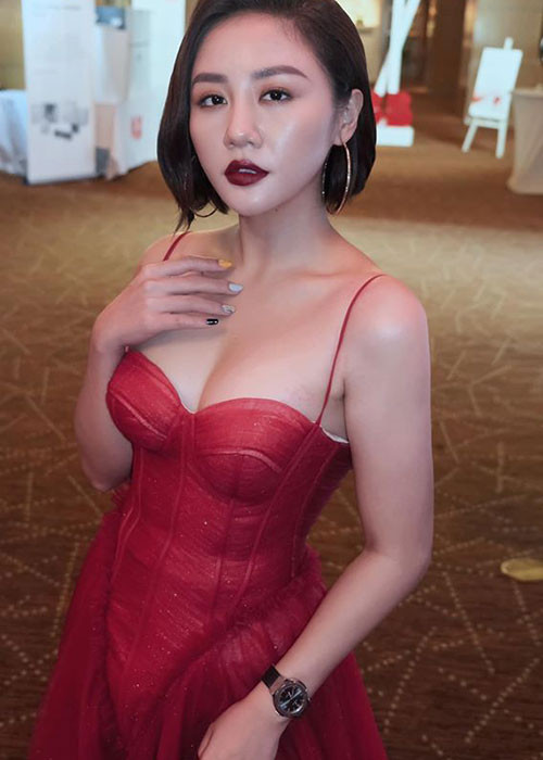 Văn Mai Hương tiếc nuối không thể dự đám cưới Bảo Thy do đang lưu diễn ở Nhật Bản. "Chúc chị của bé mãi hạnh phúc. Rất tiếc vì không thể dự đám cưới. Hẹn sau đám cưới chúng ta say ngất cùng nhau", Văn Mai Hương nhắn nhủ Bảo Thy.