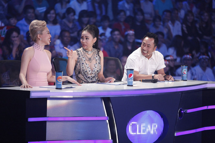 Tối qua (5/8), trên ghế nóng Gala 3 Vietnam Idol 2016, Tóc Tiên bị Thu Minh bắt bẻ tại sao gọi đạo diễn Quang Dũng bằng anh thay vì chú như trước đây. Thu Minh còn mắng yêu Tóc Tiên là “láo”.