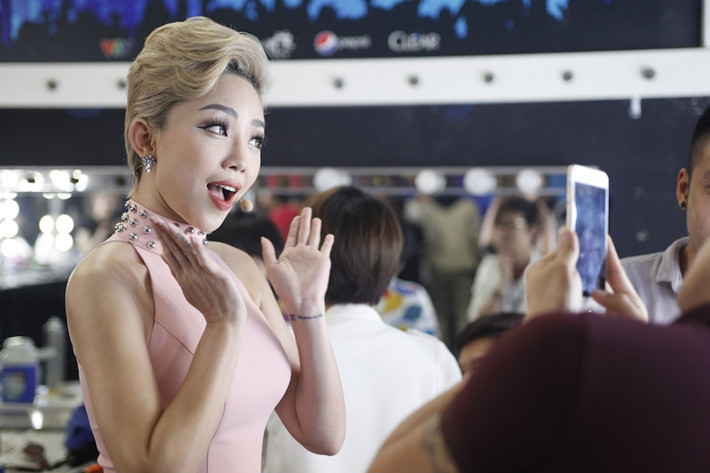 Khoảnh khắc Tóc Tiên nhí nhảnh trước ống kính máy ảnh ở hậu trường gala 3.