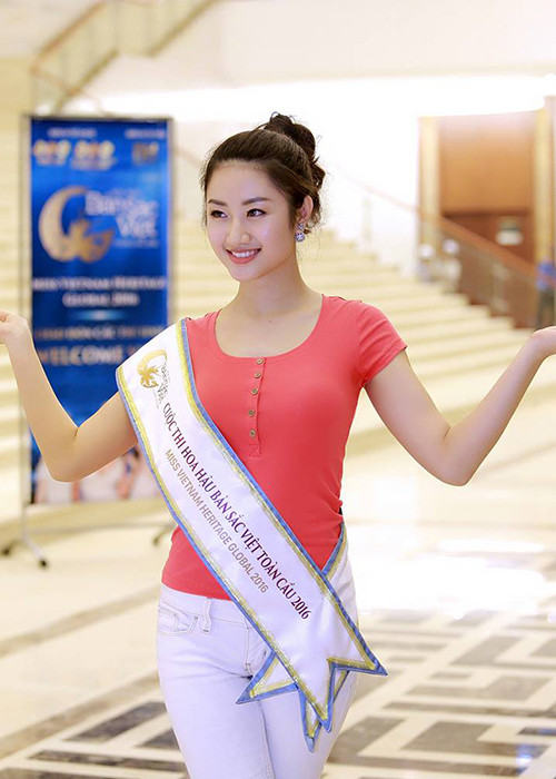 Sự nổi bật về trí tuệ của cô một lần nữa được chứng minh trong đêm chung kết trước câu hỏi: “Trong thời đại toàn cầu hóa, bạn có thấy cần phải giữ bản sắc văn hóa Việt của mình hay không?" (Ảnh BTC)