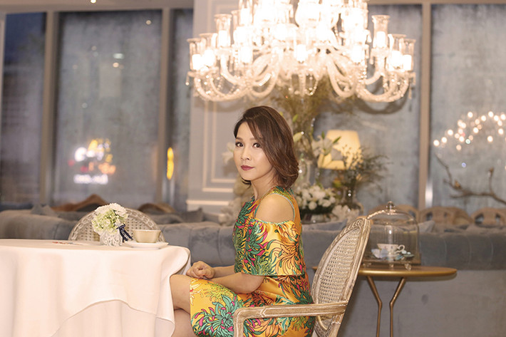Mỹ Linh dành tình cảm đặc biệt cho những thiết kế lấy họa tiết hoa cúc đa sắc màu làm chủ đạo được in trên nền vải do Đỗ Mạnh Cường thực hiện.