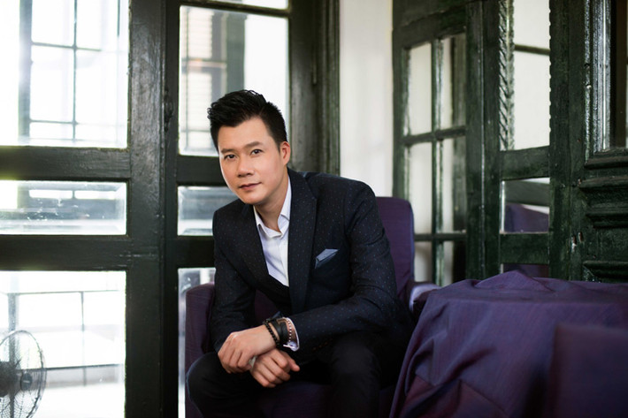 Qua giọng ca trầm ấm luôn đong đầy tình cảm sâu lắng, Quang Dũng lại một lần nữa chuyên chở nhiều tâm tình của một trái tim thổn thức vì yêu trong single "Mãi mãi bên em".