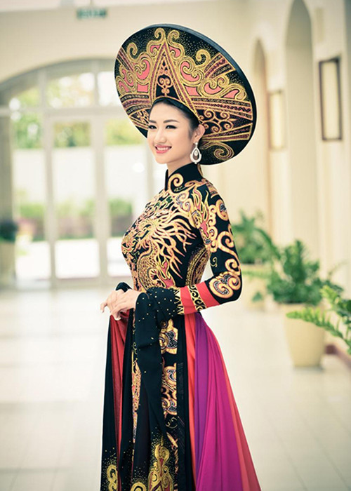 Hoa hậu bản sắc Việt toàn cầu 2016 còn được đánh giá thông minh, giỏi giang. Cô nói tiếng Anh và tiếng Pháp thành thạo cũng như có khả năng giao tiếp tốt.