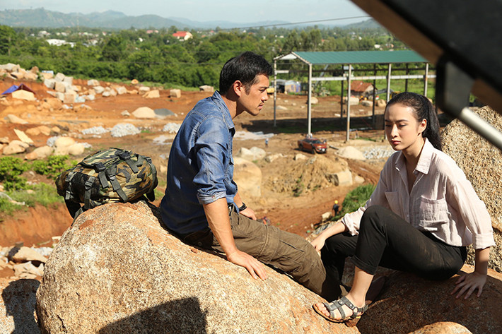 “Sứ mệnh trái tim” là dự án điện ảnh có sự tham gia của Angela Phương Trinh. Trong phim, cô có mối tình tay ba với Hoàng Bách và Bình Châu. Hoàng Bách được thể hiện bởi Võ Cảnh trong khi đó Bình Châu được giao cho Williams Belle (trong ảnh).