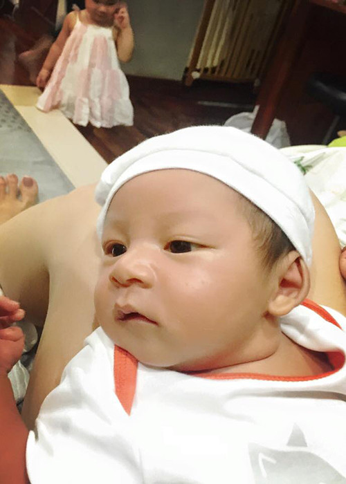 Bé Mio được nhận xét sở hữu gương mặt khá Tây với chiếc mũi cao.