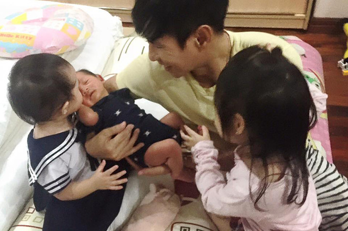 Cô nhóc Sunny hơn một tuổi cũng thể hiện tình yêu thương với cậu em trai nhỏ của mình.