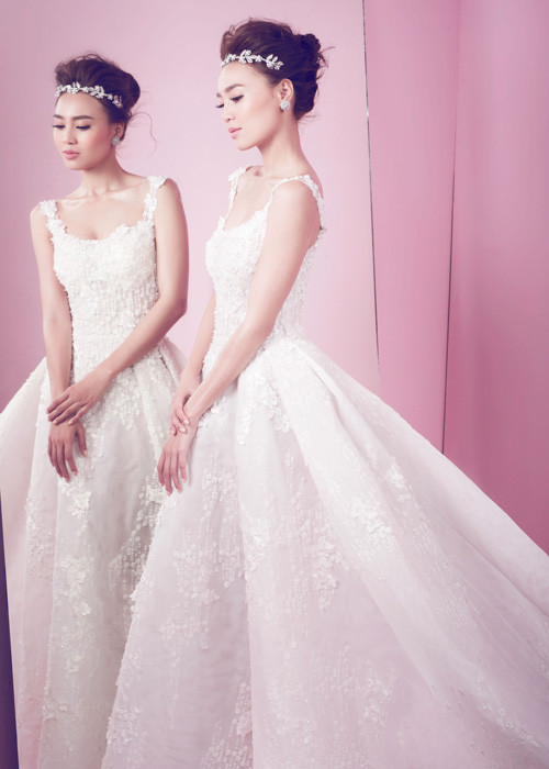 Bộ sưu tập gồm các mẫu váy có những họa tiết, hoa văn thêu ren sắc nét tinh xảo trên nền vải xuyên thấu.