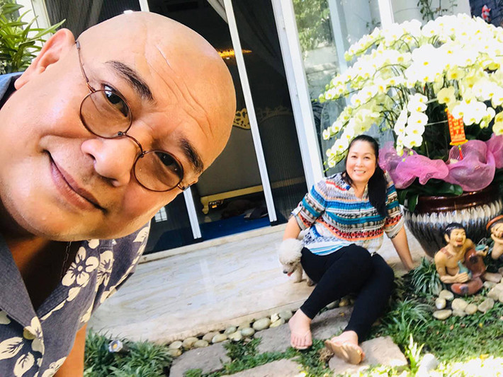 Hồng Vân cũng từng cho hay, vợ chồng cô không giống như vợ chồng nữa mà là một phần cuộc đời của nhau, không thể sống thiếu người còn lại.