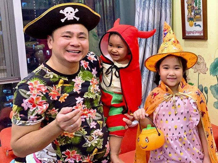 Hình ảnh hai cô con gái của Tự Long được chia sẻ khá nhiều trong khi cậu con trai của nam nghệ sĩ hài rất ít khi xuất hiện.