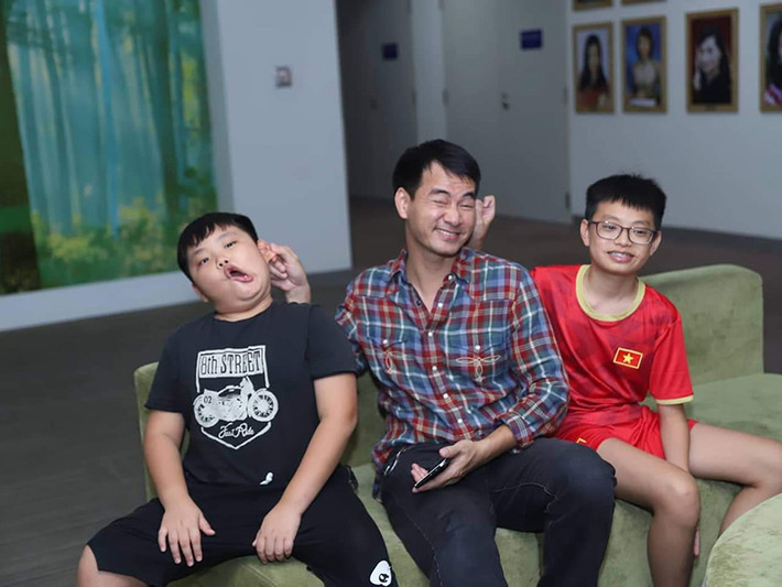 Bé Minh Bủm có tên thật là Nguyễn Nhật Khánh Minh, là con trai đầu lòng của Xuân Bắc. Cậu con trai thứ hai của nam danh hài có tên thân mật là Bi Béo, tên thật là Nguyễn Nhật Võ Nguyên.