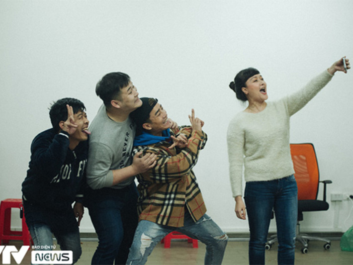 Vân Dung, Đỗ Duy Nam, Trung "ruồi", Dũng "hớn" chụp ảnh selfie khi nghỉ ngơi. Ảnh: VTV