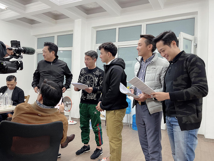 Ngoài Việt Bắc, Mạnh Hưng (ngoài cùng bên phải) cũng tham gia Táo quân 2021. Đây là lần đầu tiên anh góp mặt trong chương trình này.