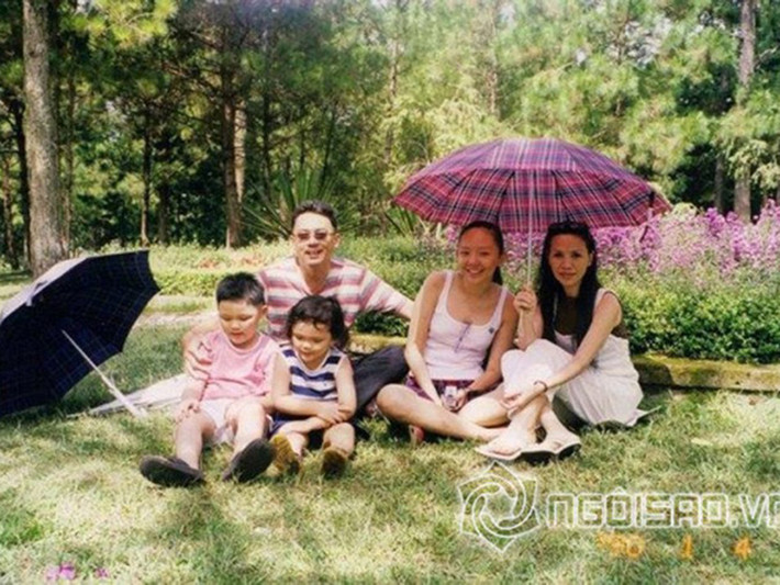 Tóc Tiên lại có mối quan hệ không tốt đẹp với mẹ ruột. Lúc nhỏ, Tóc Tiên được mẹ hướng dẫn bước vào con đường âm nhạc. Tuy nhiên, mẹ của Tóc Tiên vẫn mong con gái trở thành một bác sĩ. Khi lớn lên, Tóc Tiên học tập trở thành bác sĩ nhưng bỏ học để đi hát và theo hình ảnh gợi cảm.
