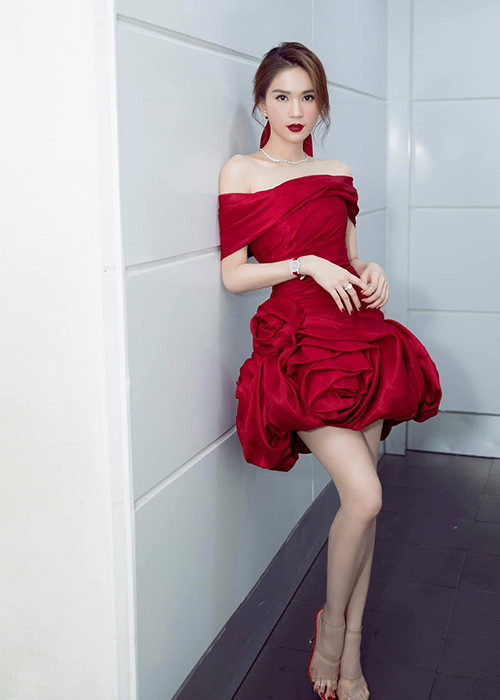 Trước Đỗ Khánh Vân, không ít sao Việt cũng mâu thuẫn với người thân. Một trong số đó là Ngọc Trinh. Trong một bài phỏng vấn, Ngọc Trinh chia sẻ khi còn nhỏ, cô bị gia đình nhà ngoại, cụ thể là cậu ruột hắt hủi, có đồ ăn cũng không cho mà còn đem cho hàng xóm. Ngọc Trinh không bao giờ quên quá khứ bị họ hàng hắt hủi, đánh đập. Nữ người mẫu cho biết: “Bây giờ dù họ có chết, cần tiền tôi cũng không giúp. Cùng lắm chỉ mủi lòng 1-2 lần, lần thứ 3 tôi không quan tâm”.