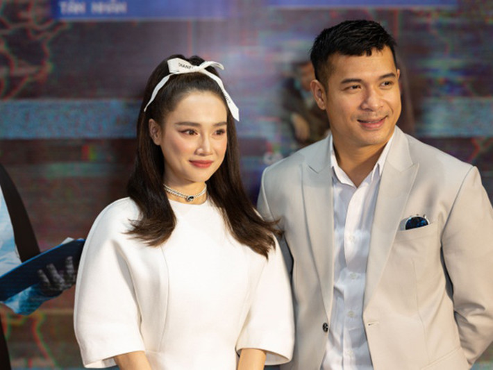 Mới đây, Nhã Phương đến trễ sự kiện giới thiệu phim “Song song”. Theo Lao động, sự kiện diễn ra từ 13h tới 15h. Tới 15h, nữ diễn viên chính chưa xuất hiện nên chương trình buộc phải diễn ra. Sau đó, Nhã Phương mới có mặt. Ảnh: Zing