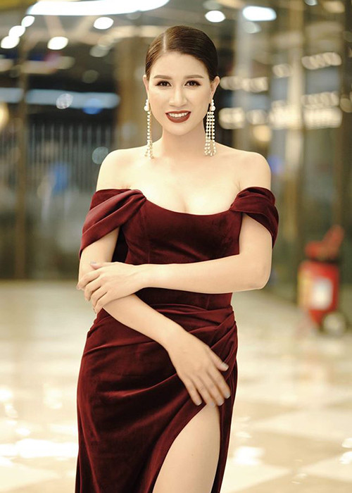 Trang Trần cho biết, công việc đi diễn, đóng phim rất vui nhưng cát-sê thấp trong khi đó công việc buôn bán giúp cô kiếm tiền nuôi con, nội lực vững chắc.