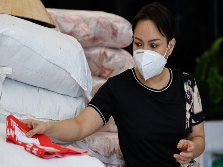 Do sơ suất không kiểm tra gạo từ thiện mà phát thẳng tới các điểm nên Việt Hương phát tấn gạo bị mốc mà không biết. Sau đó, Việt Hương nhanh chóng xin lỗi và hứa đền lại 1 tấn gạo. Ảnh: Zing