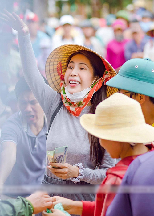 Năm 2020, Thủy Tiên kêu gọi quyên góp để giúp đỡ đồng bào miền Trung bị lũ lụt. Bên cạnh việc được khen ngợi vì trực tiếp đi trao quà, tỏ ra tỉnh táo trong mọi tình huống và xử lý cứng rắn những vấn đề tiêu cực, nữ ca sĩ đối mặt với không ít tin đồn kể từ đó đến nay.