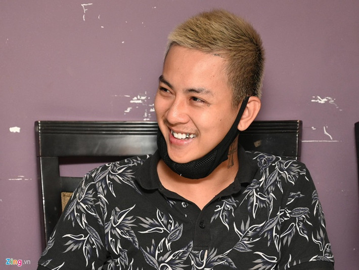Hoài Lâm cũng là nghệ sĩ Việt làm công việc tay chân dù có tên tuổi. Anh từng đi lái xe. "Với tôi, đó là chuyện vui, rất bình thường trong cuộc sống. Tôi nghĩ trong mỗi giai đoạn của cuộc đời, ai cũng có lựa chọn, làm việc khác nhau. Tôi không thể cứ ngồi không được. Không đi hát, tôi vẫn phải làm việc chứ. Và việc gì thích thì tôi làm thôi", Hoài Lâm trải lòng trên Zing. Ảnh: Zing