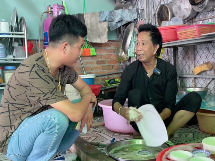 Bảo Chung chia sẻ trên Thanh niên: "Sự thật clip đó có kịch bản và chúng tôi làm cho vui thôi. Tôi với Khương Dừa mà gặp nhau là ít nhất phải làm cái gì đó mang đến tinh thần vui vẻ cho người xem. Trong clip, tôi có nói mình rửa chén mà được mười mấy triệu một giờ, nghe là biết đùa rồi". Ảnh: Yan