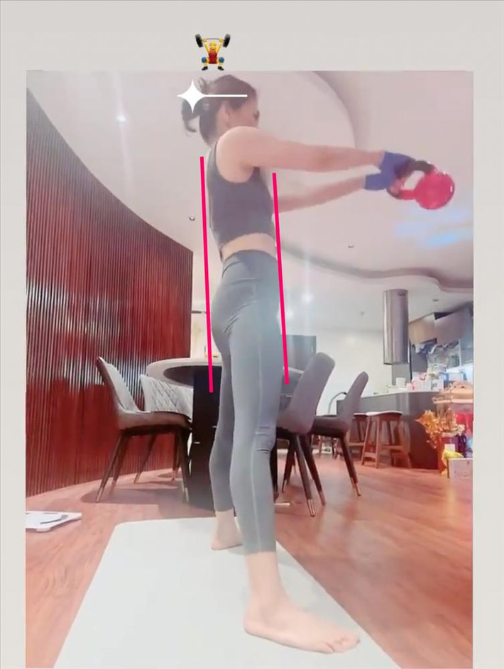 Lệ Quyên còn khoe bài tập squat kết hợp thể lực nữa nhưng không biết vì lý do gì mà body của Lệ Quyên nhìn bỗng thẳng đuột, 3 vòng như 1, không còn chút quyến rũ nào nữa.