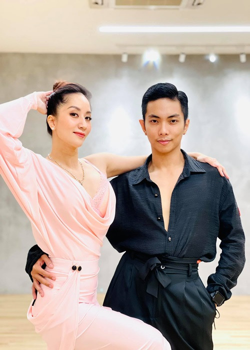 Khánh Thi đang có tổ ấm hạnh phúc bên Phan Hiển. Trước đó, vợ chồng cô trải qua không ít sóng gió. Khánh Thi từng thừa nhận áp lực lớn nhất mà cô phải đối diện không chỉ bởi lớn hơn Phan Hiển 11 tuổi mà còn do là cô giáo của chồng.