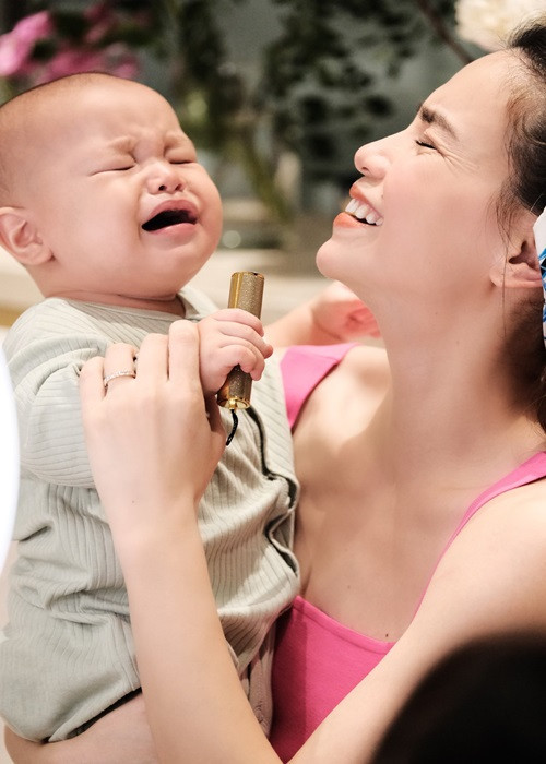Hà Hồ còn chia sẻ, con trai làm gì trông cũng hài hước.