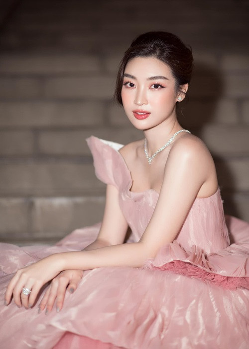 Mới đây, trong cuộc phỏng vấn với Dân Việt, Hoa hậu Đỗ Mỹ Linh bật mí chuyện tình cảm: “Tôi đang trong một mối quan hệ nghiêm túc. Cả hai đang vui vẻ tìm hiểu đối phương”. Tuy nhiên, cô không tiết lộ danh tính lẫn hình ảnh nửa kia.
