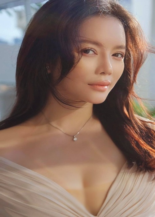 Nữ diễn viên rất hiếm khi khoe vòng 3 táo bạo nhưng không ngại ngần phô diễn vòng một gợi cảm.