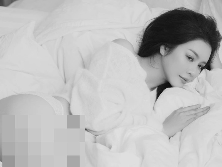 Gần đây, Lý Nhã Kỳ liên tục tung ảnh gợi cảm. Mới nhất, cô đăng tải khoảnh khắc trên giường ngủ, diện bikini và khoác bên ngoài chiếc áo trễ vai. Lập tức, hình ảnh của Lý Nhã Kỳ gây chú ý bởi đây là lần hiếm hoi cô khoe vòng 3 táo bạo.