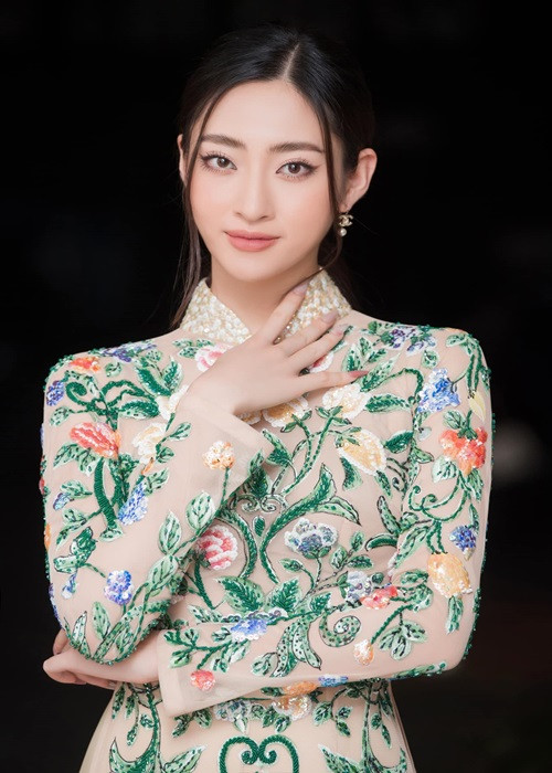 Lương Thùy Linh có 12 năm liền là học sinh giỏi, từng là thành viên của đội tuyển học sinh giỏi cấp quốc gia môn tiếng Anh, sở hữu IELTS 7.5. Trả lời Tri thức trẻ, cô cho biết, cô luôn theo đuổi hình ảnh hoa hậu có học thức.