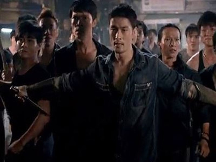 Danh sách phim Việt vướng ồn ào cảnh bạo lực còn có “Bụi đời chợ lớn” - phim kể các băng nhóm xã hội đen tại Sài Gòn. Cục Điện Ảnh từng gửi văn bản đến nhà sản xuất yêu cầu phải cắt các cảnh bạo lực mới cho trình chiếu. Sau 3 lần thay đổi kịch bản, cắt các cảnh bạo lực, phim "Bụi đời chợ lớn" vẫn bị cấm chiếu trên toàn quốc vĩnh viễn và không được phổ biến dưới bất kỳ hình thức nào. Ảnh: Tiền Phong