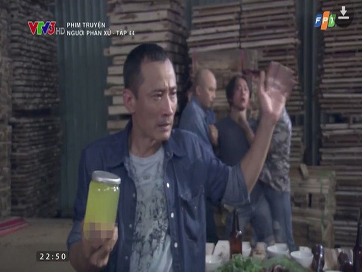 Hồi năm 2017 khi lên sóng, bộ phim“Người phán xử” từng bị chỉ trích dữ dội vì tình huống trả thù ghê rợn. Cụ thể, nhân vật Phúc Hô ép Mỹ Hạnh phá thai rồi đựng bào thai trong lọ thủy tinh mang tới uy hiếp Lê Thành. Nhiều khán giả cho rằng ê-kíp phim không nên đưa chi tiết này vào bởi phim lên sóng khung giờ có đối tượng xem rộng rãi, bao gồm cả trẻ em. Ảnh: Dân Việt