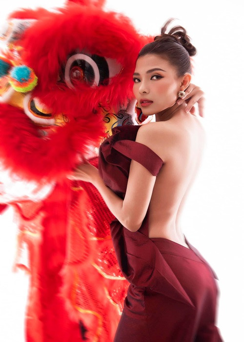 Bà xã của Lương Thế Thành ngày càng quyến rũ sau khi dao kéo.