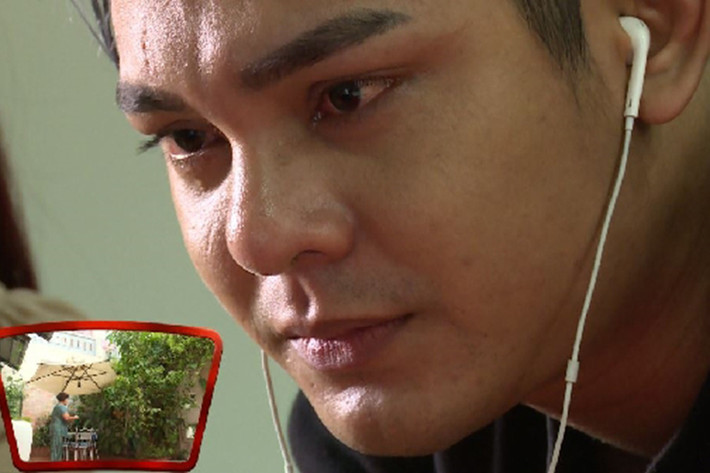 Xuất hiện trong chương trình “Người kết nối” vừa lên sóng, ca sĩ Sơn Ngọc Minh bất ngờ chia sẻ anh được chuẩn đoán ung thư vòm họng. Ngoài ra, cựu thành viên nhóm Vmusic còn tiết lộ cuộc sống khó khăn của mình và gia đình. Ảnh: Vietnamnet