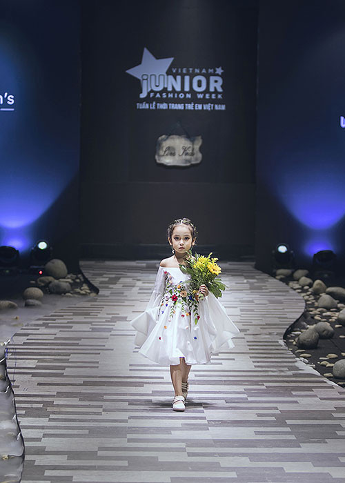 Diễn viên nhí phim “Ngược chiều nước mắt” - Chu Diệp Anh xinh như thiên thần trên sàn catwalk.