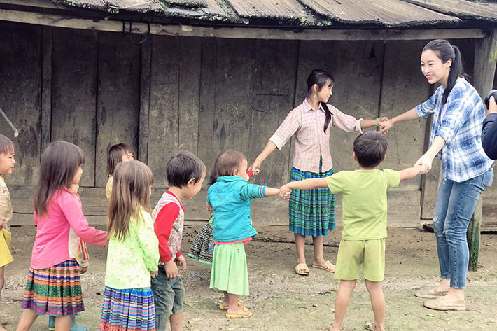 Vào giờ nghỉ, Đỗ Mỹ Linh dành thời gian vui đùa cùng các em nhỏ vùng cao.