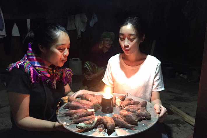 Đỗ Mỹ Linh thổi nến mừng sinh nhật bên đoàn thiện nguyện và những người dân vùng cao.