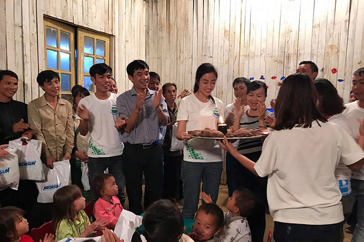 Hoa hậu Đỗ Mỹ Linh chính thức bước sang tuổi 21 khi thực hiện dự án nhân ái ở Yên Bái. Trong ngày đón tuổi mới, người đẹp sinh năm 1996 được tặng một chiếc bánh sinh nhật độc nhất vô nhị.