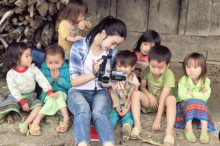 Trước đó, Đỗ Mỹ Linh và đoàn thiện nguyện bị mất liên lạc do mưa lũ ở Yên Bái. Nhóm đã phải ngủ ở chỗ ngập nước, cùng người dân chỉ ăn măng luộc, cơm trắng.