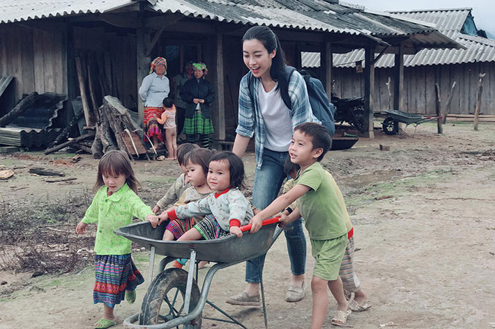 Mới đây, Đỗ Mỹ Linh vui mừng cho hay cô và đoàn thiện nguyện đã gần hoàn thành dự án lắp điện năng lượng mặt trời ở Cu Vai, huyện Trạm Tấu, Yên Bái.