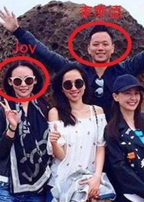 Ngày 27/5/2016, một tờ tạp chí Hong Kong đưa tin chồng Hồ Hạnh Nhi đang cặp kè với một cô gái tên Joy. Philip lập tức đính chính anh đi chơi cùng một nhóm bạn chứ không phải riêng với cô gái đó. Anh còn cho biết, cô gái đó đã kết hôn và cũng bạn của Hồ Hạnh Nhi. Ảnh: On