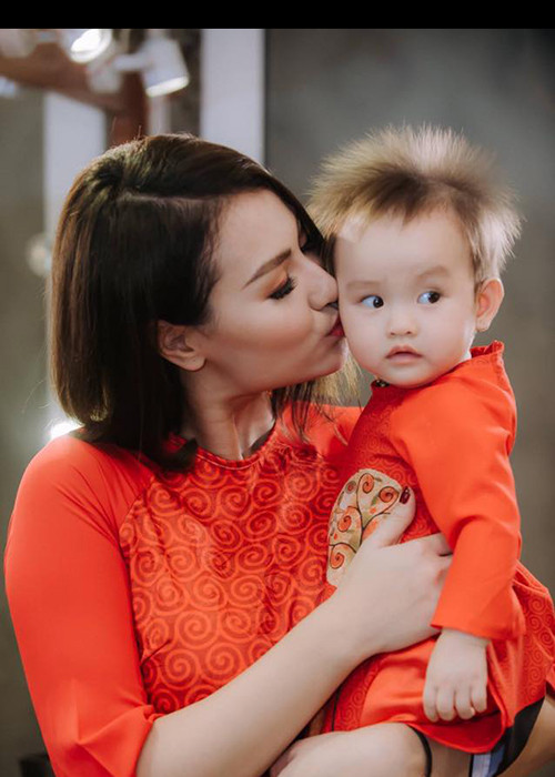 Tháng 10/2016, Hồng Quế hạ sinh con gái đầu lòng. Cô đặt tên thật mật cho bé là Cherry. Trước đó, Hồng Quế từng phải tiêm thuốc và nằm bất động nhiều ngày để giữ lại đứa con trong bụng bằng mọi giá. Ảnh: FBNV