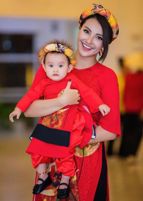 Thường xuyên khoe hình ảnh con gái nhưng Hồng Quế quyết giữ danh tính bố của bé Cherry. Vào tháng 4/2017, nữ người mẫu bất ngờ bày tỏ cô oán hận bạn trai đã chối bỏ trách nhiệm làm cha. Ảnh: FBNV