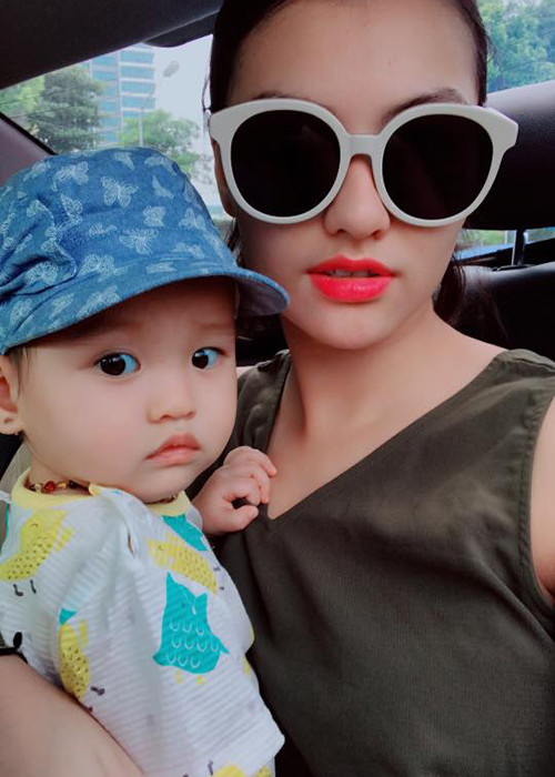 “Có ai đó không dám đối mặt vào sự thật. Có những con người không đáng làm người, sợ sự xuất hiện của con có mặt trên đời này. Sợ đến mức hèn hạ. Mẹ sẽ oán hận thay con”, Hồng Quế viết. Ảnh: FBNV